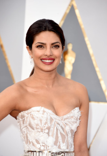Gorgeously groomed brows and sultry red lips gave Priyanka a highly polished, classic Hollywood look.