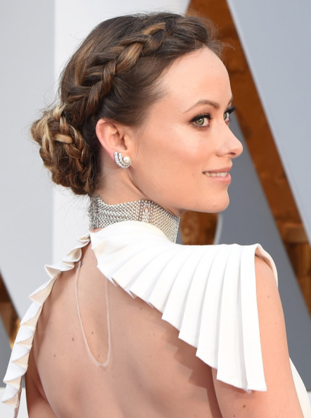 Olivia's side-parted headband braid-bun hybrid added a boost of bohemian glam to her look.