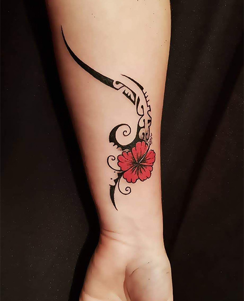 A gorgeous Samoan tribal floral tattoo idea to flaunt on your arms