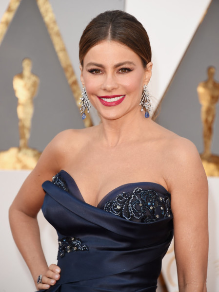 Sofia made her look extraglam with a glossy red lip.